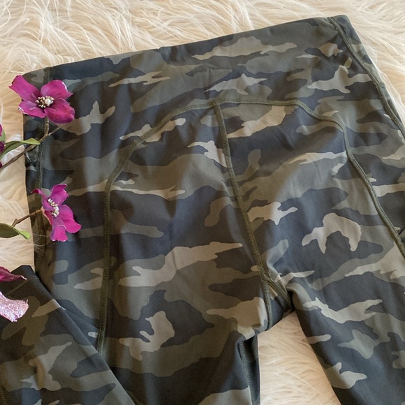 ATHLETA sport capris - Picture 4 of 11